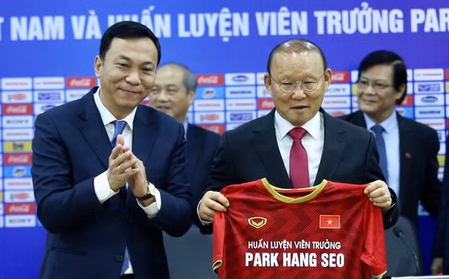 HLV Park Hang Seo nhan luong hon 1 ty moi thang: 'Toi da cam thay ap luc nang ne'