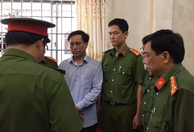Cựu Chủ tịch TP Trà Vinh ký 315 hồ sơ đất đai, gây thất thoát 70 tỷ đồng Cuu Chu tich TP Tra Vinh ky 315 ho so dat dai, gay that thoat 70 ty dong