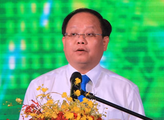 Cựu Phó bí thư TP HCM Tất Thành Cang liên quan đến sai phạm gì trước khi bị bắt? Cuu Pho bi thu TP HCM Tat Thanh Cang lien quan den sai pham gi truoc khi bi bat?