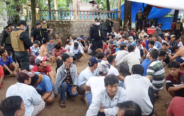 Giám đốc công an An Giang trực tiếp chỉ đạo triệt phá sới bạc, bắt 150 người Giam doc cong an An Giang truc tiep chi dao triet pha soi bac, bat 150 nguoi