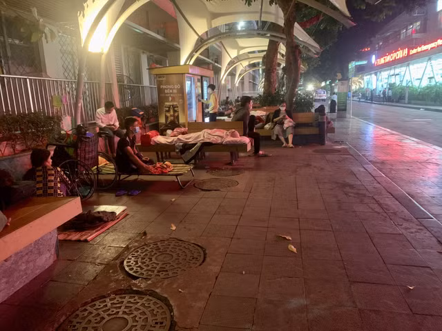 Chum anh benh nhan, nguoi nha ngu o hanh lang va ghe da benh vien trong dem lanh