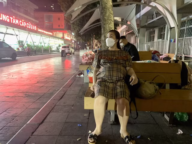 Chum anh benh nhan, nguoi nha ngu o hanh lang va ghe da benh vien trong dem lanh-Hinh-2