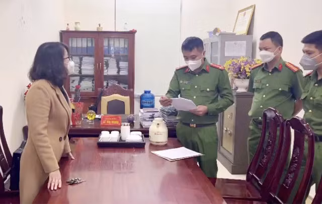Vụ nhận 5 năm tù vì gây thiệt hại 45 triệu đồng: Bộ Giáo dục nói gì? Vu nhan 5 nam tu vi gay thiet hai 45 trieu dong: Bo Giao duc noi gi?