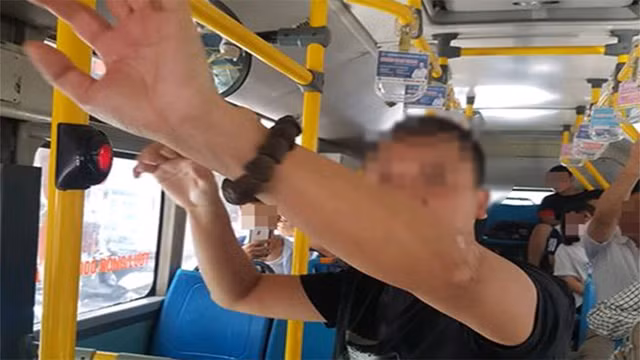Người đàn ông biến thái thủ dâm trên xe buýt ở Hà Nội - Hình 2 Nguoi dan ong bien thai thu dam tren xe buyt o Ha Noi-Hinh-2