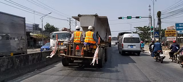 Lạnh tim với xe chở dầm cầu khổng lồ 'chen' giữa dòng xe trên đường về Miền Tây Lanh tim voi xe cho dam cau khong lo 'chen' giua dong xe tren duong ve Mien Tay