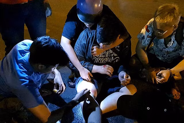 Sài Gòn có đội 'hiệp sĩ' xuyên đêm tìm người say ngủ lề đường để đưa về nhà - Hình 3 Sai Gon co doi 'hiep si' xuyen dem tim nguoi say ngu le duong de dua ve nha-Hinh-3
