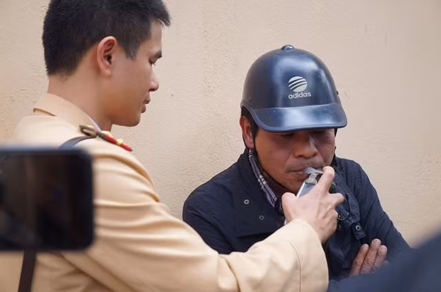 Uống 2 chén rượu, người đàn ông đi xe máy bị phạt 7 triệu đồng Uong 2 chen ruou, nguoi dan ong di xe may bi phat 7 trieu dong