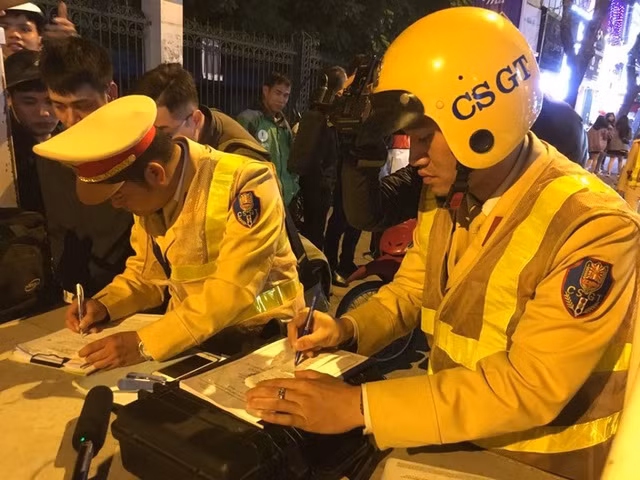 Người đàn ông nhận là vụ trưởng Bộ Giáo dục uống rượu bia nhưng không cho CSGT đo nồng độ cồn - Hình 2 Nguoi dan ong nhan la vu truong Bo Giao duc uong ruou bia nhung khong cho CSGT do nong do con-Hinh-2