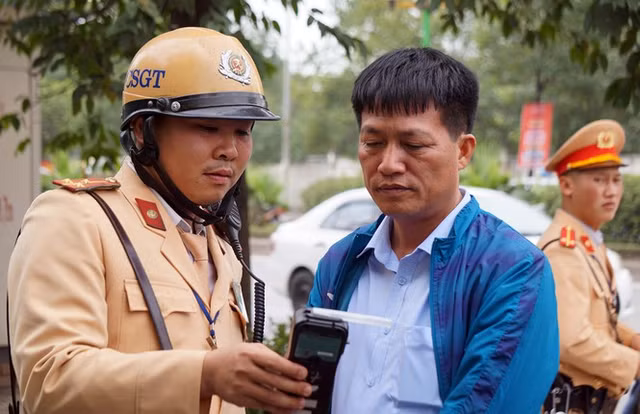 Tài xế ăn hoa quả dính 'nồng độ cồn' bị CSGT xử lý thế nào? - Hình 2 Tai xe an hoa qua dinh 'nong do con' bi CSGT xu ly the nao?-Hinh-2