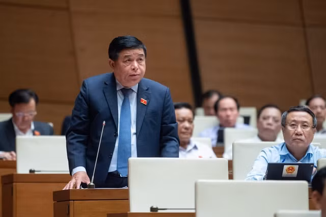 Bộ trưởng Nguyễn Chí Dũng giải trình thế nào về lãng phí đầu tư công? Bo truong Nguyen Chi Dung giai trinh the nao ve lang phi dau tu cong?