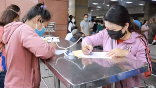 Người dân ở TP HCM phải khai báo y tế khi mua thuốc ho, sốt Nguoi dan o TP HCM phai khai bao y te khi mua thuoc ho, sot