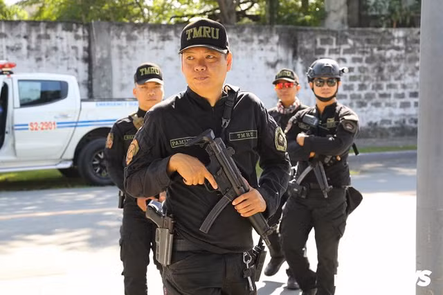Cận cảnh hàng chục đặc vụ Philippines ôm súng theo sát U22 Việt Nam - Hình 2 Can canh hang chuc dac vu Philippines om sung theo sat U22 Viet Nam-Hinh-2