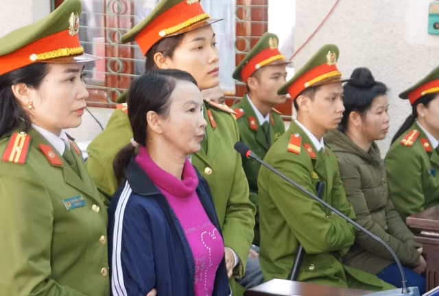 'Ma dua loi, quy dua duong' me nu sinh giao ga o Dien Bien