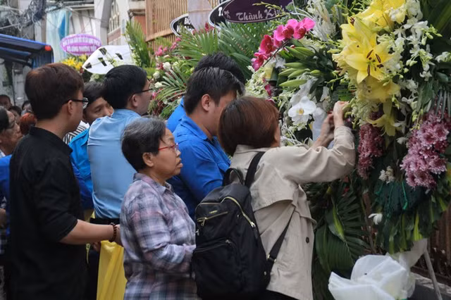 Vụ cây phượng đè chết học sinh: Linh cữu nam sinh Trường Bạch Đằng về lại trường trước lúc đi xa Vu cay phuong de chet hoc sinh: Linh cuu nam sinh Truong Bach Dang ve lai truong truoc luc di xa