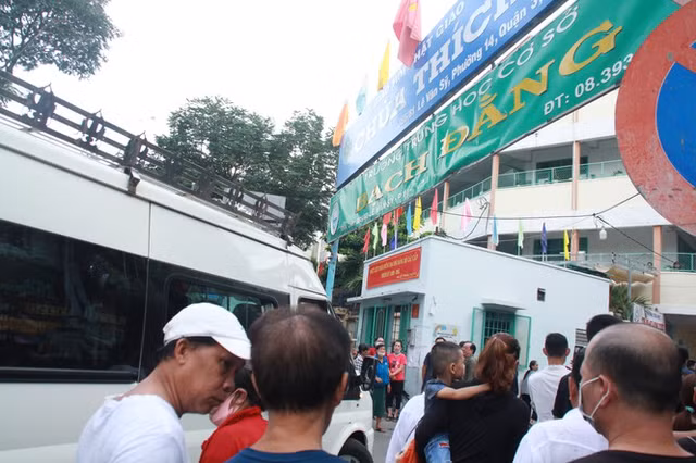 Vụ cây phượng đè chết học sinh: Linh cữu nam sinh Trường Bạch Đằng về lại trường trước lúc đi xa - Hình 10 Vu cay phuong de chet hoc sinh: Linh cuu nam sinh Truong Bach Dang ve lai truong truoc luc di xa-Hinh-10
