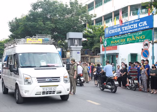 Vụ cây phượng đè chết học sinh: Linh cữu nam sinh Trường Bạch Đằng về lại trường trước lúc đi xa - Hình 13 Vu cay phuong de chet hoc sinh: Linh cuu nam sinh Truong Bach Dang ve lai truong truoc luc di xa-Hinh-13