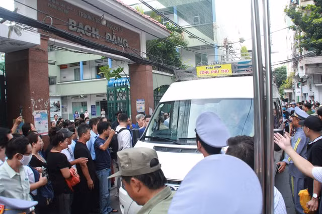 Vụ cây phượng đè chết học sinh: Linh cữu nam sinh Trường Bạch Đằng về lại trường trước lúc đi xa - Hình 11 Vu cay phuong de chet hoc sinh: Linh cuu nam sinh Truong Bach Dang ve lai truong truoc luc di xa-Hinh-11