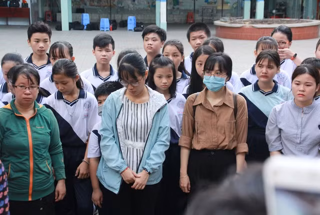 Vụ cây phượng đè chết học sinh: Linh cữu nam sinh Trường Bạch Đằng về lại trường trước lúc đi xa - Hình 12 Vu cay phuong de chet hoc sinh: Linh cuu nam sinh Truong Bach Dang ve lai truong truoc luc di xa-Hinh-12