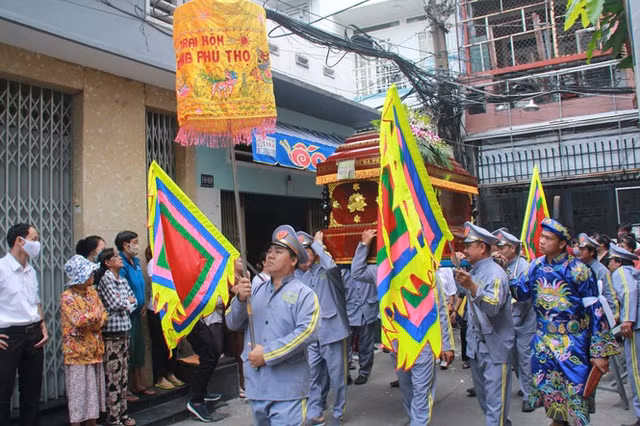 Vụ cây phượng đè chết học sinh: Linh cữu nam sinh Trường Bạch Đằng về lại trường trước lúc đi xa - Hình 7 Vu cay phuong de chet hoc sinh: Linh cuu nam sinh Truong Bach Dang ve lai truong truoc luc di xa-Hinh-7