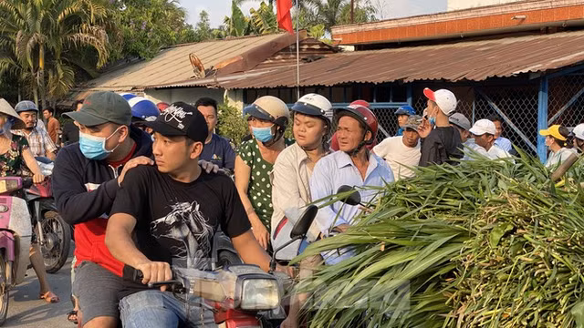 Người dân bất chấp nguy hiểm tụ tập xem cảnh sát vây kẻ nổ súng giết 4 người Nguoi dan bat chap nguy hiem tu tap xem canh sat vay ke no sung giet 4 nguoi