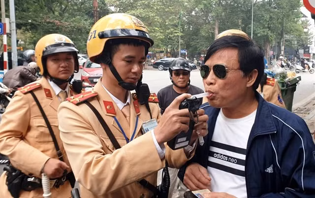 Khong dung kiem tra nong do con vi virus Corona khong lay qua ong thoi?