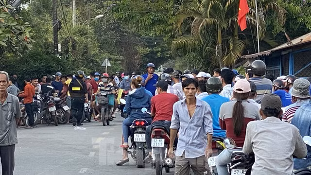 Người dân bất chấp nguy hiểm tụ tập xem cảnh sát vây kẻ nổ súng giết 4 người - Hình 5 Nguoi dan bat chap nguy hiem tu tap xem canh sat vay ke no sung giet 4 nguoi-Hinh-5