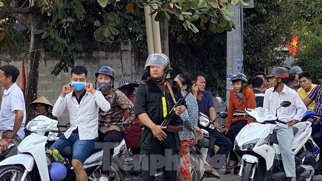 Người dân bất chấp nguy hiểm tụ tập xem cảnh sát vây kẻ nổ súng giết 4 người - Hình 2 Nguoi dan bat chap nguy hiem tu tap xem canh sat vay ke no sung giet 4 nguoi-Hinh-2