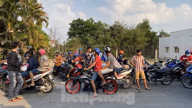 Người dân bất chấp nguy hiểm tụ tập xem cảnh sát vây kẻ nổ súng giết 4 người - Hình 9 Nguoi dan bat chap nguy hiem tu tap xem canh sat vay ke no sung giet 4 nguoi-Hinh-9