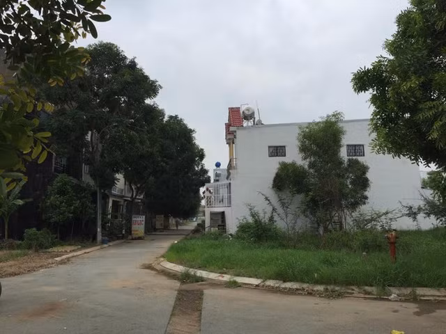 Kiến nghị công an vào cuộc kiểm tra vụ xây hơn 200 căn nhà trái phép trên đất nông nghiệp Kien nghi cong an vao cuoc kiem tra vu xay hon 200 can nha trai phep tren dat nong nghiep