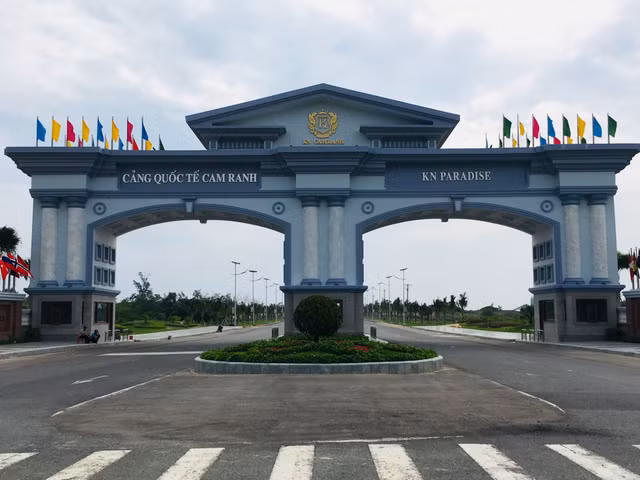 Dự án KN Paradise: Lạ đời cổng chào khu dự án nghỉ dưỡng nằm trên đất quốc phòng Du an KN Paradise: La doi cong chao khu du an nghi duong nam tren dat quoc phong