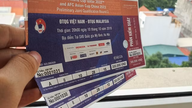 Dân phe vé trận Việt Nam vs Malaysia khóc ròng Dan phe ve tran Viet Nam vs Malaysia khoc rong