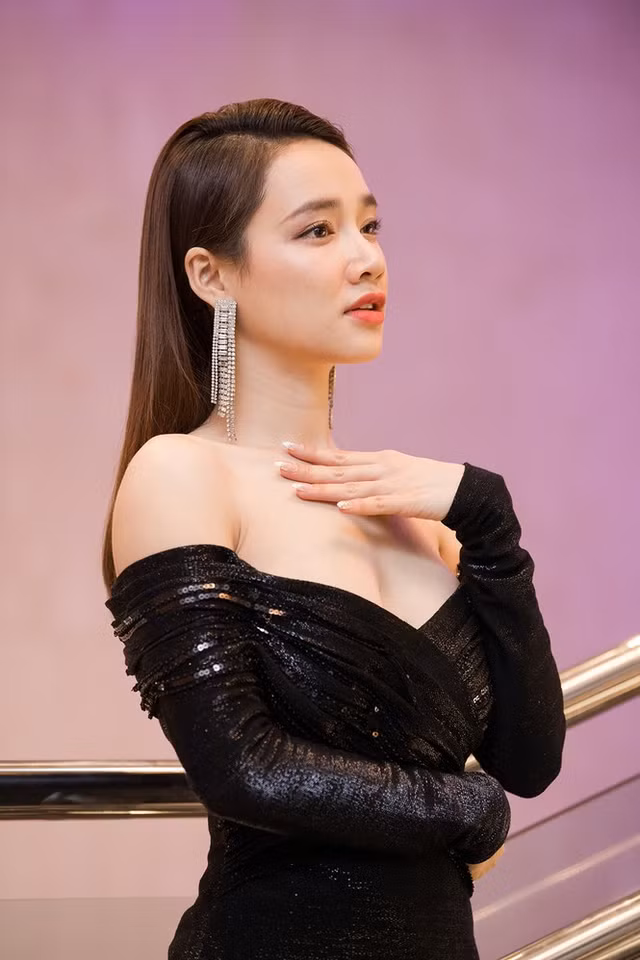 Nha Phuong mac ao tre nai khoe vong mot goi cam-Hinh-5