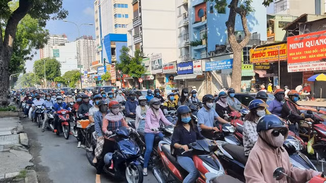 Xe container đại náo đường phố Sài Gòn, tông nát đầu 'xế hộp' BMW - Hình 2 Xe container dai nao duong pho Sai Gon, tong nat dau 'xe hop' BMW-Hinh-2