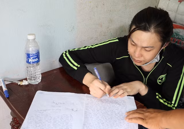 Bắt người phụ nữ vận chuyển thuốc lá lậu lúc rạng sáng Bat nguoi phu nu van chuyen thuoc la lau luc rang sang
