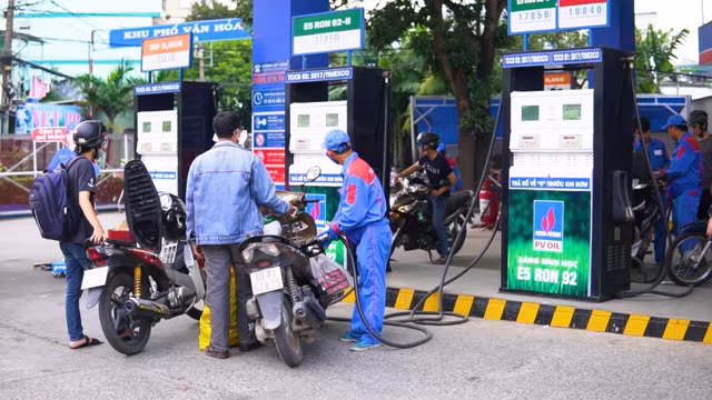 Lao dốc từ đỉnh cao, giá xăng trên đà xuống 15.000 đồng/lít Lao doc tu dinh cao, gia xang tren da xuong 15.000 dong/lit