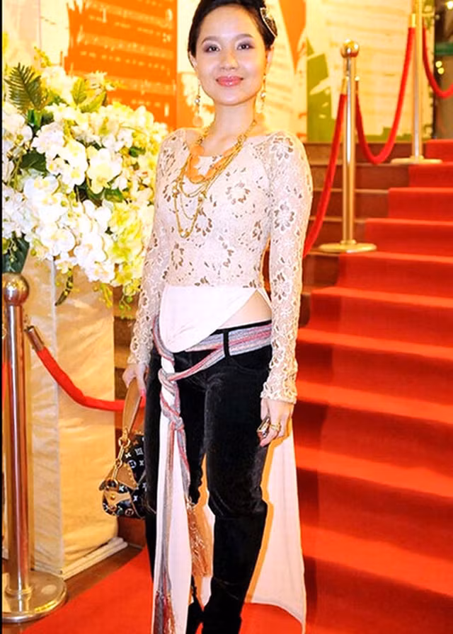 Mai Phuong Thuy mac ao dai trong suot khoe nguc no va cac sao Viet bi chi trich-Hinh-8