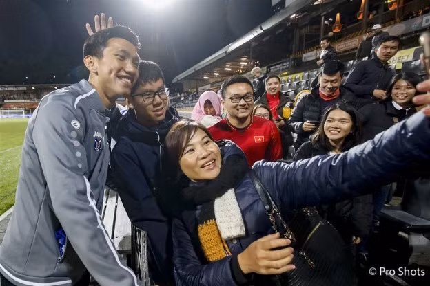 Co phai doi bong Heerenveen tra luong Van Hau qua cao?