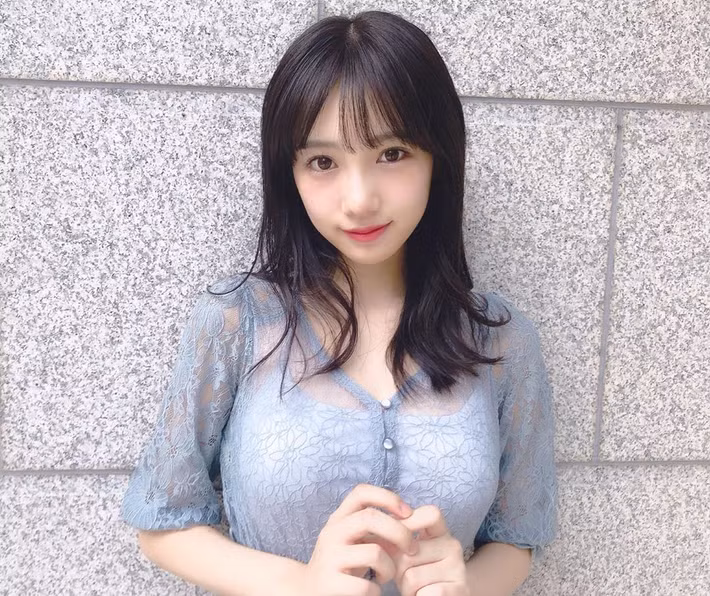 Ngay từ khi ra mắt, nữ thần tượng Yokono Sumire đã gây được ấn tượng lớn với công chúng nhờ nhan sắc ngọt ngào và thân hình bốc lửa với vòng một khủng cup F.
