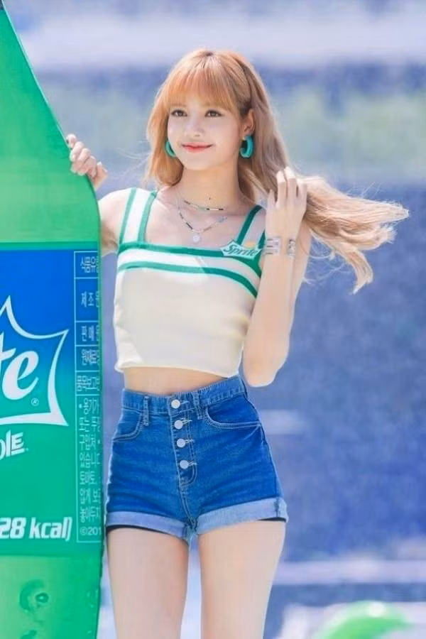  Lisa (Black Pink) là một trong những nữ thần tượng không chỉ nổi tiếng vì xinh đẹp, cuốn hút trên sân khấu mà còn khiến fan hâm mộ phát cuồng vì nhan sắc trong những bộ trang phục thường ngày.