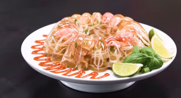 Sau cùng, người ta cắt thạch phở ra và ăn cùng rau sống, tương ớt. Đây là cách làm sáng tạo kết hợp giữa một món ăn truyền thống Việt Nam và cách làm thạch.