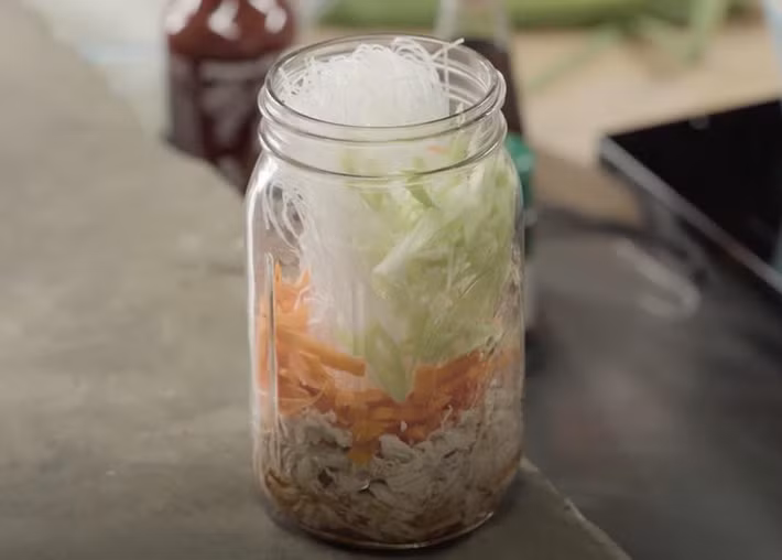 Phở in-jar: Kênh nấu ăn nổi tiếng Tastemade lại khiến người xem phải thất vọng khi trình làng một video công thức nấu ăn về món phở với phiên bản phở-in-a-jar (tạm dịch là phở-trong-lọ).