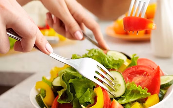 Ăn uống khoa học: Tiêu thụ các loại thực phẩm chứa nhiều carbohydrates là cách tốt nhất tăng cường năng lượng, duy trì sự sống của con người. Tuy nhiên, những thức ăn này lại gây hại khi được hấp thu quá nhiều. Do đó, bạn cần ăn uống khoa học, giảm chất béo và tinh bột, đồng thời tăng cường tiêu thụ chất xơ và protein.