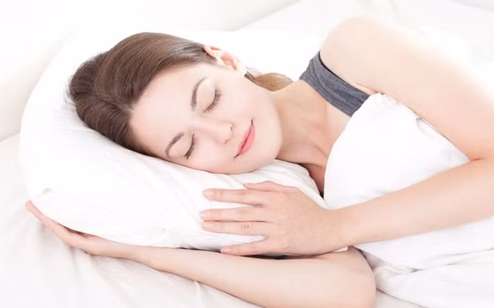 Ngủ đủ giấc: Giấc ngủ có vai trò quan trọng bậc nhất đối với sức khỏe chúng ta. Ngủ đủ giấc sẽ giúp cơ thể tràn đầy năng lượng.