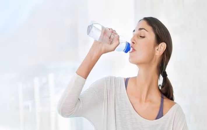 Giữ đủ nước cho cơ thể: Cơ thể bị mất nước khiến chúng ta có cảm giác chán nản, mệt mỏi, thậm chí đau đầu. Do đó, uống đủ nước là điều cần thiết và đơn giản nhất để có một cơ thể khỏe mạnh.