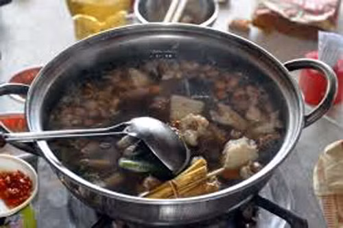 Theo người dân miền Tây, lẩu rắn hổ hành không chỉ ăn ngon mà còn rất bổ dưỡng, đặc biệt là đối với những người mệt mỏi, suy nhược cơ thể. Do đó, mỗi khi có khách quý đến thăm họ thường nấu món đặc sản này để thiết đãi.