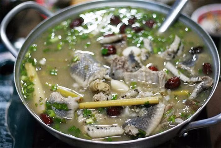 Gắp một miếng thịt rắn, chấm với nước mắm cốt Phú Quốc, thịt rắn giòn, rai ngọt thấm đều trong từng thớ thịt. Đặc biệt, các loại rau nhúng với nước lẩu, ăn đến đâu cảm nhận được vị ngọt tan chảy nơi đầu lưỡi đến đó. Món ăn này thường được người miền Tây ăn kèm với bún tươi.