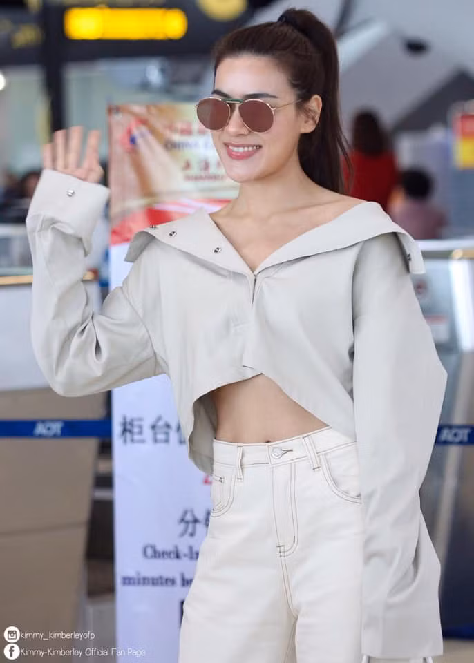 Thời trang sân bay của cô nàng cũng được khen hết lời bởi mang nên sự trẻ trung, cá tính. Ảnh: Internet.