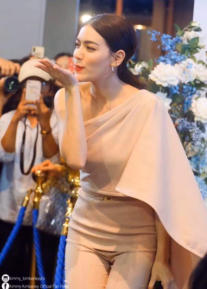 Cô nàng Kimmy trông cực kỳ sanh chảnh trong trang phục lệch vai màu hồng nude.
