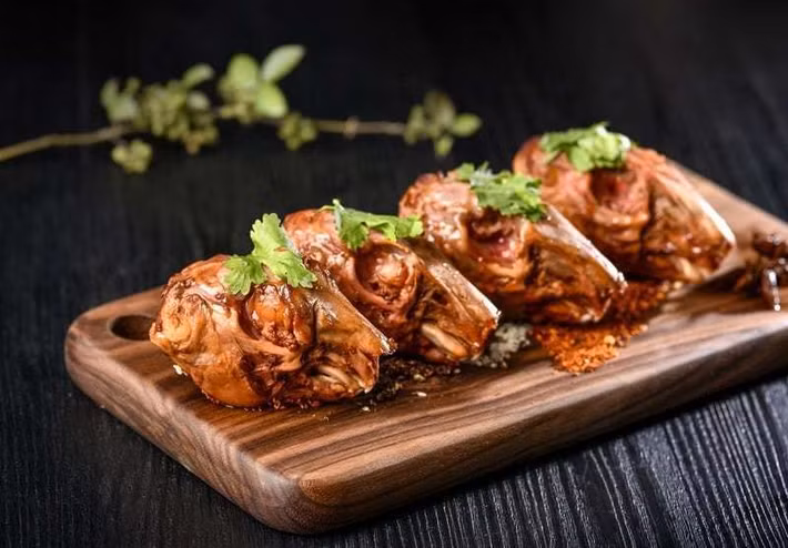 Nếu như người phương Tây cảm thấy khiếp sợ những món ăn được làm từ nội tạng hoặc các bộ phận bỏ đi trên cơ thể động vật, như lòng mề, mỏ vịt, chân gà, đầu hoặc não của các con vật thì nhiều người dân châu Á, đặc biệt là dân sành ăn Trung Quốc lại xem chúng như những món ăn đặc sản, sánh ngang với cao lương mĩ vị.