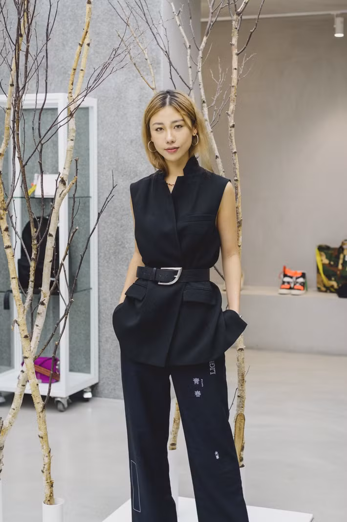 Mae Tan khá chuộng đồ đen. Trên Instagram, cô thường xuyên diện những bộ đồ cá tính có màu sắc này. 